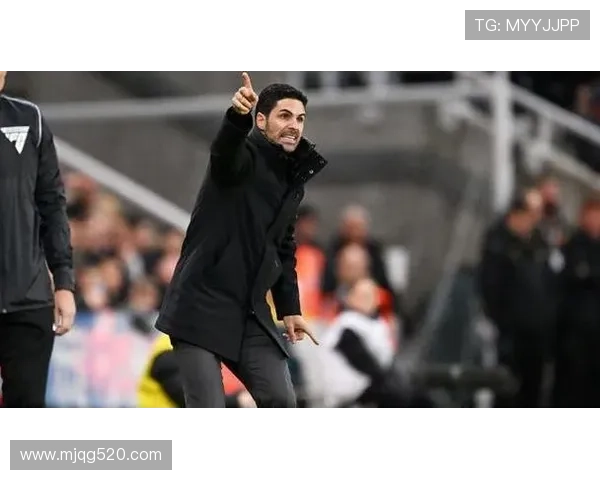 阿尔特塔驾车被热情球迷围堵妻子无奈翻白眼场面令人忍俊不禁